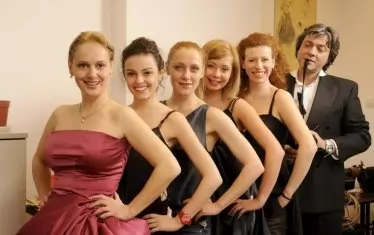 Една от първите роли на София в Народния: в "Пет жени в еднакви рокли".