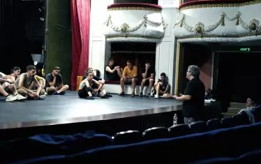  Режисьорът Стайко Мурджев (вдясно) дава указания на актьорския екип.