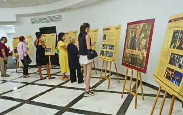 Първите посетители на изложбата.