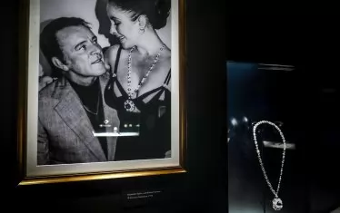 Бижу на "Булгари" с портрет на Елизабет Тейлър и Ричард Бъртън, където известната актриса го носи на шията си.