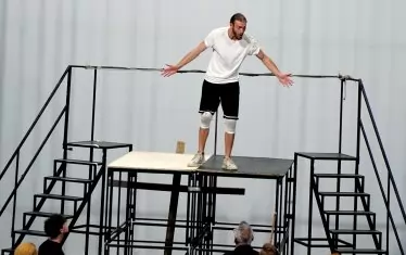  Исус Христос проповядва пред народа по време на репетиция. 