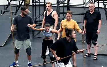 Актьорите репетират усилено и през горещия юли. 