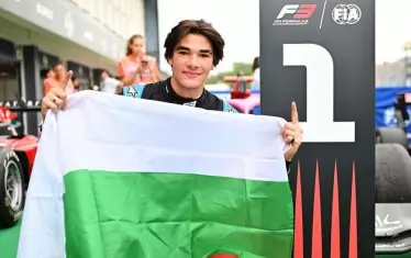 Никола Цолов позира с българското знаме като победител на "Хунгароринг".