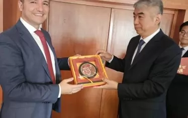 Кристиан Вигенин с Чен Джоу.