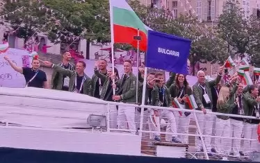  Българската делегация приветства от корабче по Сена зрителите на церемонията по откриването на олимпийските игри в Париж.