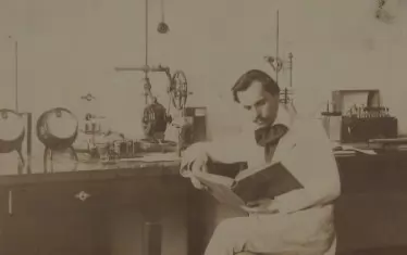 Асен Златаров като асистент през 1912 г.