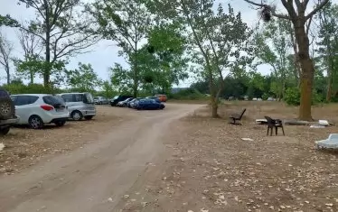  "Инвестицията - вдясно. Клиентите у лево. Лани таксата бе 5 лв., но нали има инфлация...., , коментира саркастично Светослав, който ни изпрати снимките. 