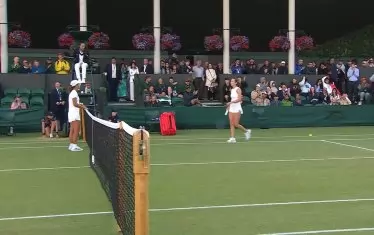 Българското знаме се развява на трибуните на Корт №4 в "Ол Ингланд Клъб", докато Ива Иванова чака на мрежата да получи поздравления от своята съперничка Изабел Лейси.