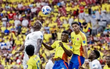 Бившият защитник на "Левски" Хосе Кордоба (в бяло) е надскочил всички в своето наказателно поле при загубата на тима му Панама с 0:5 от Колумбия в Глендейл, Аризона.