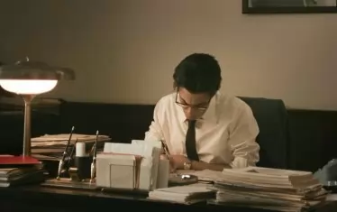 Актьорът Елио Джермано в ролята на секретарят на ИКП Енрико Берлингуер.