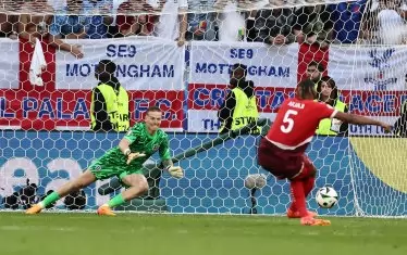 Вратарят на английския тим Джордан Пикфорд се засилва да плонжира и след миг ще спаси удара от дузпа на Мануел Аканджи по време на 1/4-финала в Дюселдорф.