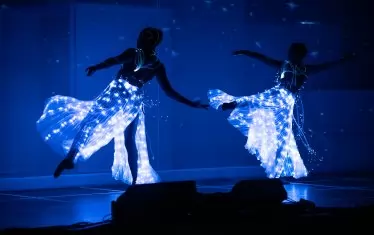 Сценичните решения са изключително модерни и силно въздействащи.