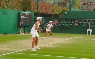 Ива Иванова (на заден план) и Вакана Сонобе по време на мача срещу Ноеми Базилети и Лили Тагер.