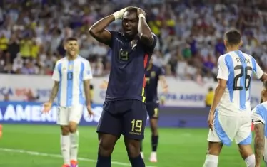 Бившият нападател на "ЦСКА-София" Жорди Кайседо се държи за главата след пропуск пред вратата на Аржентина по време на мача в Хюстън, Тексас.