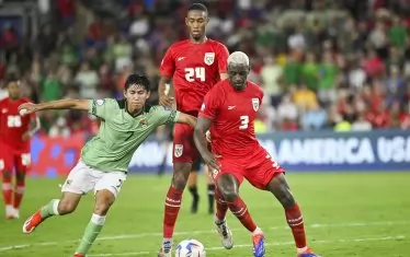 Доскорошният играч на "Левски" Хосе Кордоба (вдясно) се преборва за топката с боливиеца Мигел Терсерос при победата на Панама с 3:1 в Орландо, Флорида.