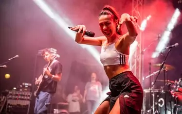 Пловдивчанката Керана с "Космонавтите" демонстрира типичната си енергия.