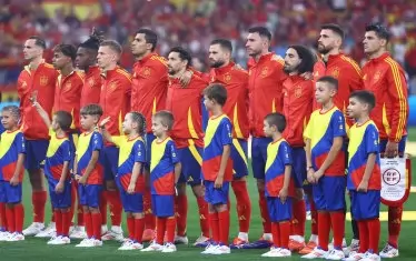 Преди 1/2-финала в Мюнхен испанските футболисти бяха изведени на терена от 11 български деца. Девет от тях са печеливши в игра на един от спонсорите на Евро 2024 - "Лидл", а другите две са деца на служители на веригата хипермаркети.
