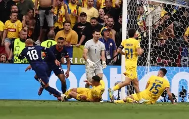 Дониел Мален (№18) е хукнал да се радва, след като е обезсърчил румънската защита и вратаря Флорин Ница с първия от двата си гола, който окончателно реши 1/8-финала в Мюнхен.