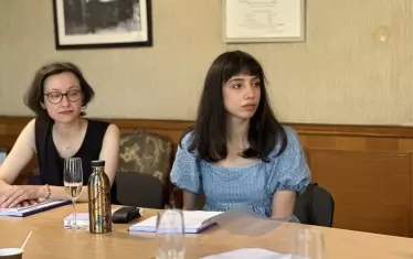  Анета Иванова (вдясно) внимава в указанията на режисьора.