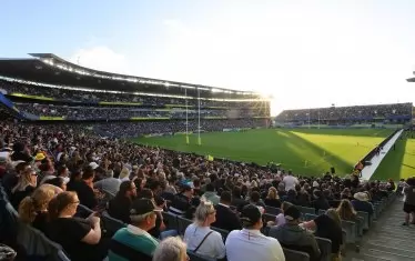 Публиката на "Идън Парк" чака своите любимци от All Blacks за поредния мач на тяхната непревземаема крепост.