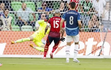 Капитанът на Коста Рика Франсиско Калво (№15) бележи във вратата на Родриго Мориниго при победата над Парагвай в Остин, Тексас.