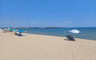 Все пак има полза от таксуването - в този сектор на плажа навалица няма, шегува се авторът на снимките.  