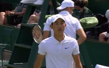 Тийнейджърът демонстрира огромно самочувствие в първите две части.