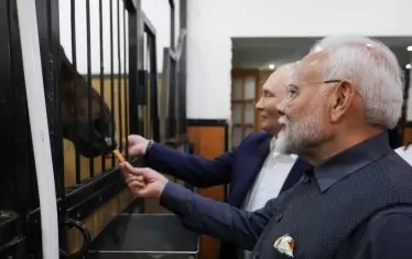 Путин и Моди се радват на кон.
