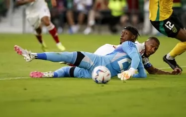 Нападателят на мексиканския "Пачука" Саломон Рондон (в бяло) и вратарят на Ямайка Джамали Уейт проследяват с поглед как топката влиза във вратата след удара на венецуелския национал за втория гол при победата с 3:0 в Остин, Тексас.