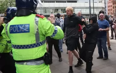 Протестиращи се сблъскват с полицията в Манчестър след фаталната атака с нож в Саутпорт, при която бяха убити три деца, а осем са тежко ранени.