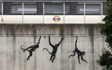 Маймуните на уличния художник обаче продължават да "висят" на жп моста в Шордич.