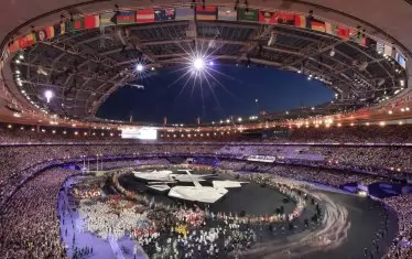 Сцената на "Стад дьо Франс" представляваше стилизиран образ на петте континента върху картата на света.