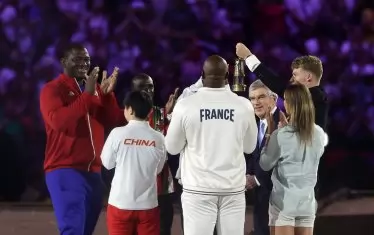 Представителите на петте континента помогнаха на Томас Бах да загаси олимпийския огън.