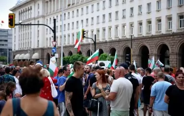  А контрапротестът на "Възраждане" зае другия тротоар на "Дондуков".