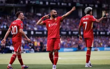 Атакуващото трио на мърсисайдци Диого Жота, Мохамед Салах и Луис Диас (от ляво на дясно) обира овациите след попадението на египтянина във вратата на домакините на "Портман Роуд".