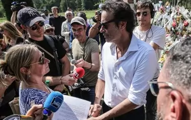  Антони Делон приема съболезнования от фенове.