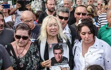  Почитатели с портрети на актьора пред имението му в Души.