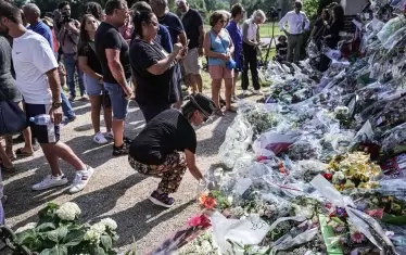  Цял ден посетители полагат цветя в памет на Делон.