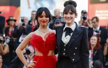  Уинона Райдър (вдясно) и Джена Ортега