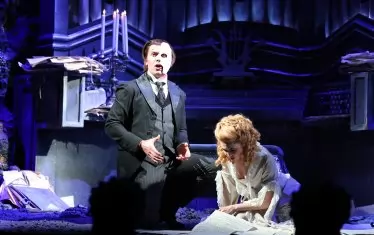  Надим и Бриджит репетират - с костюми, маски и перуки.