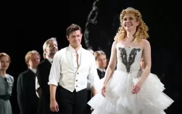  Бриджит и Дъги Картър като Раул.