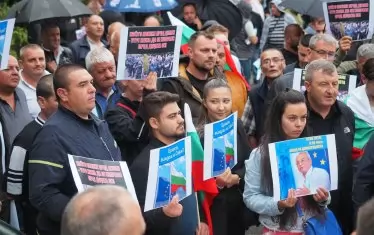  Привърженици на ДПС-Доган от цялата страна се стекоха пред сараите в "Бояна" за втори пореден ден