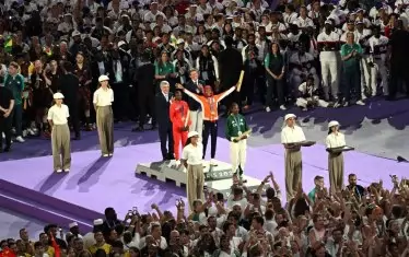 Официалната част от церемонията включваше награждаване на призовата тройка от женския маратон, начело с шампионката Сифан Хасан, която получи медала си от президента на МОК Томас Бах.