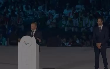  Президентът на IPC Андрю Парсънс говори по време на церемонията, до него е Тони Естанге