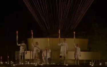  Петима от най-великите параолимпийски спортисти на Франция - Шарл-Антоан Куаку, Нантенин Кейта, Фабиан Ламиро, Алекси Анкикуан и Елоди Лоранди, всеки миг ще запалят олимпийския жертвеник