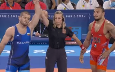 Магомед Рамазанов (вляво) официално е финалист, след като съдийката от Германия вдигна ръката му