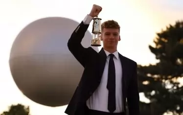 Новият спортен герой на Франция - плувецът Леон Маршан, взе огън от големия котел в градините Тюйлери, за да го пренесе до "Стад дьо Франс".