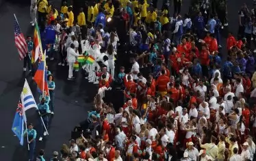 Спортистите бяха поканени да заемат места на стадиона размесено, както пожелаят.