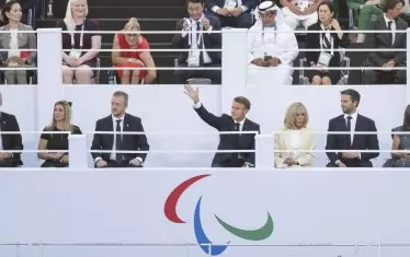  Френският президент Еманюел Макрон поздравява присъстващите. До отляво е съпругата му Брижит, а вдясно президентът на международния параолимпийски комитет Андрю Парсънс