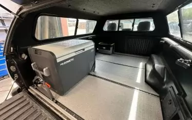 Хладилникът е плъзгащ се по лайсните и се намира до задния капак на каросерията